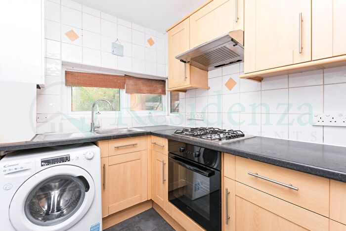 2 Bedroom Flat To Rent In Deer Park Gardens, Mitcham, CR4