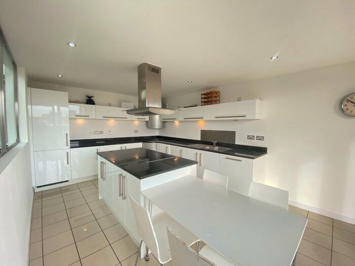 3 Bedroom Flat To Rent In Geoffrey Watling Way, Norwich, NR1