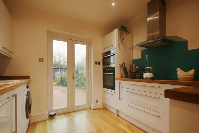 4 Bedroom Semi-Detached House To Rent In Woodlea Road, Worthing, BN13