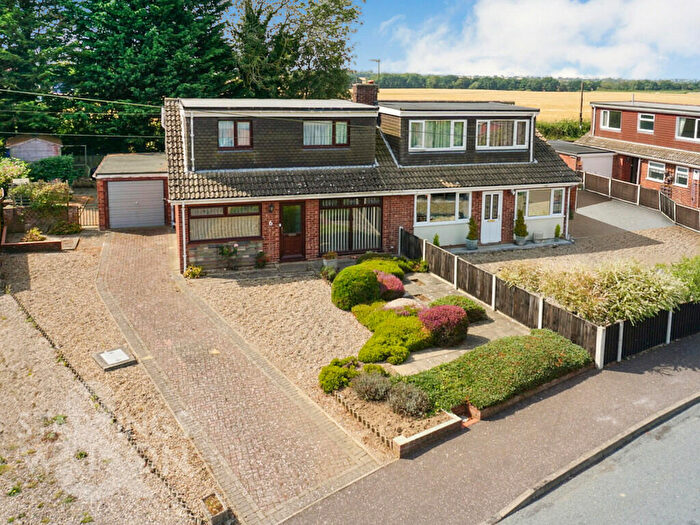 4 Bedroom Chalet For Sale In Oaklands Close, Halvergate, Norwich, NR13