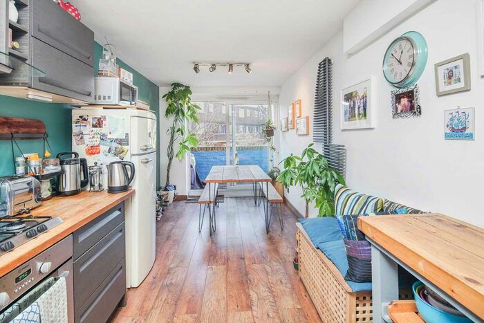 2 Bedroom Maisonette To Rent In Hawthorne Close, Islington, N1