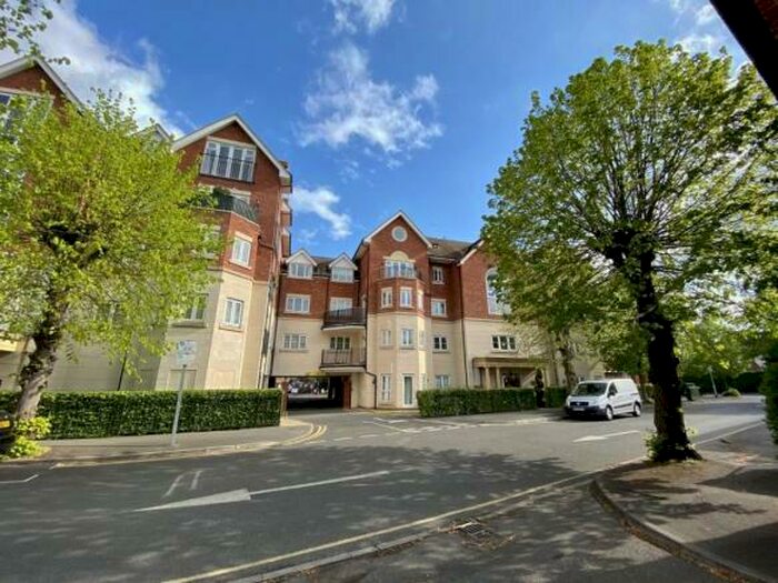 2 Bedroom Flat To Rent In West Byfleet, KT14