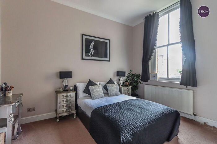 2 Bedroom Flat For Sale In Leavesden Court, Mallard Road, Abbots Langley, WD5