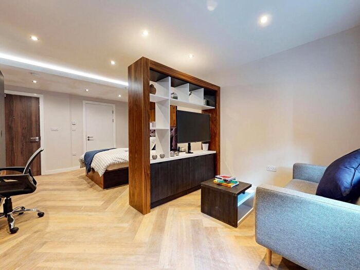 Apartment To Rent In Apt, Live Oasis Wade Lane #, LS2