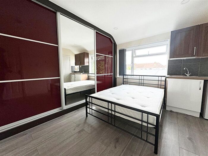 Studio To Rent In Berkeley Avenue, Hounslow, TW4