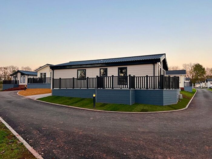 2 Bedroom Mobile/park Home For Sale In The Meadows, Claverley, Wolverhampton, WV5