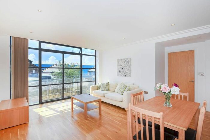 2 Bedroom Flat To Rent In Town Meadow, Brentford, TW8