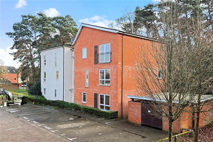 2 Bedroom Flat For Sale In Jaguar Lane, Bracknell, Berkshire, RG12