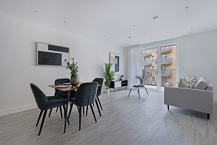 2 Bedroom Flat To Rent In Clovelly Road, Hounslow, TW3