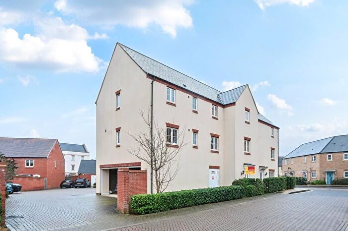 2 Bedroom Flat For Sale In Kingsmere, Bicester, Oxfordshire, OX26