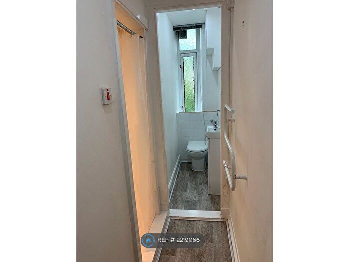 1 Bedroom Flat To Rent In Newlands Road, Glasgow, G44