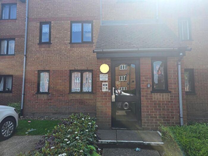 1 Bedroom Flat To Rent In Larmans Road, Enfield, EN3