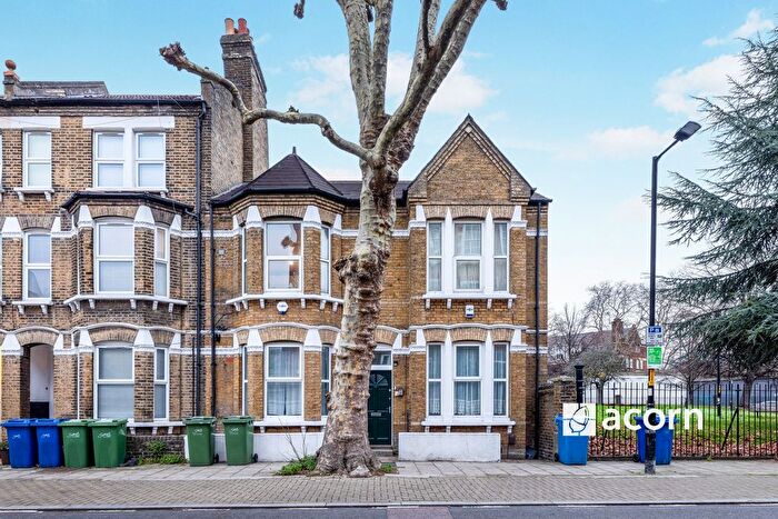 3 Bedroom Flat To Rent In Searles Road, London, SE1