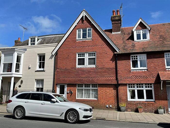 2 Bedroom Flat To Rent In Queen Street, Arundel, BN18