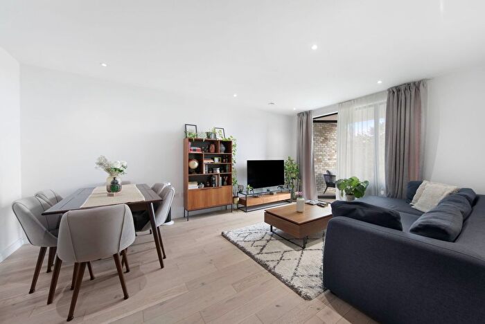 2 Bedroom Flat To Rent In Maurice Brown Avenue, Mill Hill East, NW7