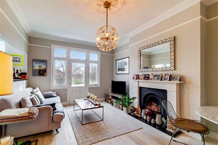 1 Bedroom Flat For Sale In Leathwaite Road, Between The Commons, SW11