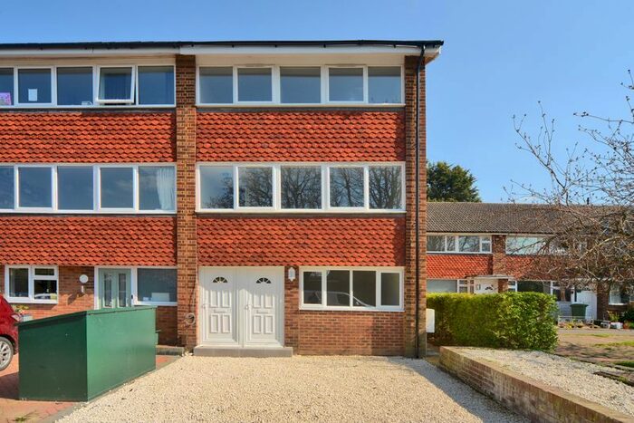3 Bedroom Maisonette To Rent In Kelvinbrook, West Molesey, KT8