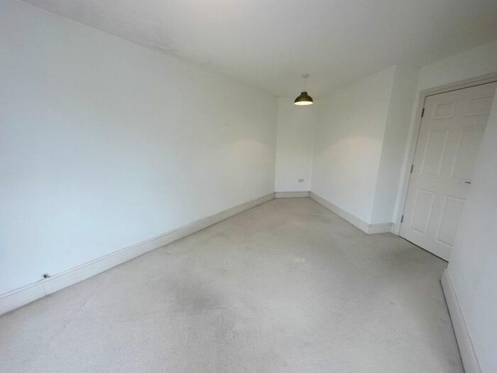 2 Bedroom Flat To Rent In Kingsnorth Gardens, Folkestone, CT20