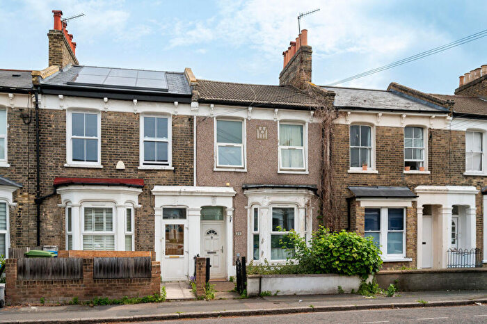 2 Bedroom Flat For Sale In Nutcroft Road, Peckham, London, SE15