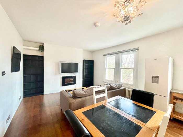 2 Bedroom Flat To Rent In The Avenue, London, W13