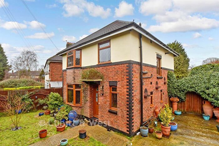 3 Bedroom Detached House For Sale In Bethune Road, Horsham, West Sussex, RH13