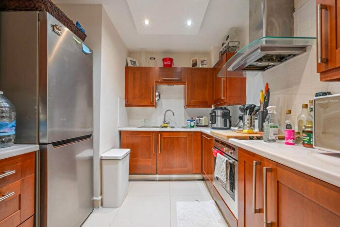 2 Bedroom Flat For Sale In Cascades Tower, Canary Wharf, London, E14