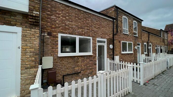 2 Bedroom Mews To Rent In Lime Grove, New Malden, KT3