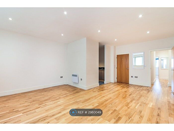 2 Bedroom Flat To Rent In Royal Oak Yard, London, SE1