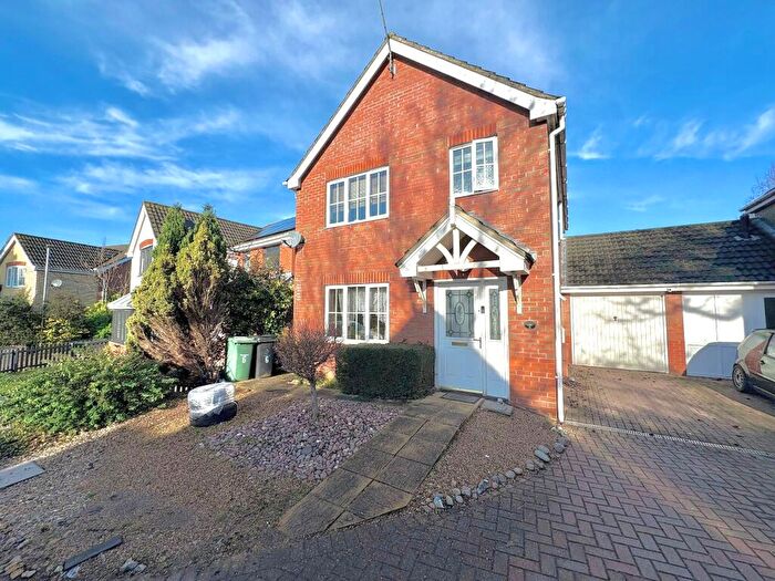 3 Bedroom Link Detached House For Sale In Yeats Way, Dereham, NR19