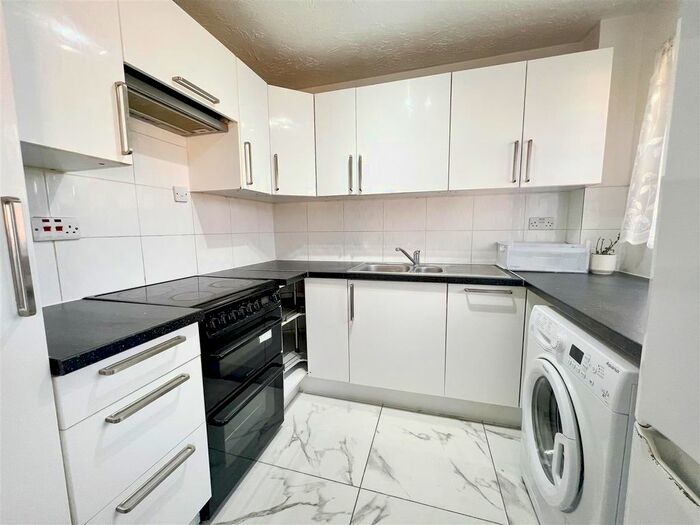 2 Bedroom Maisonette To Rent In Veronica Gardens, London, SW16