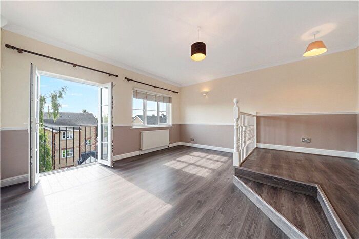 2 Bedroom Flat To Rent In Silverdale, London, SE26