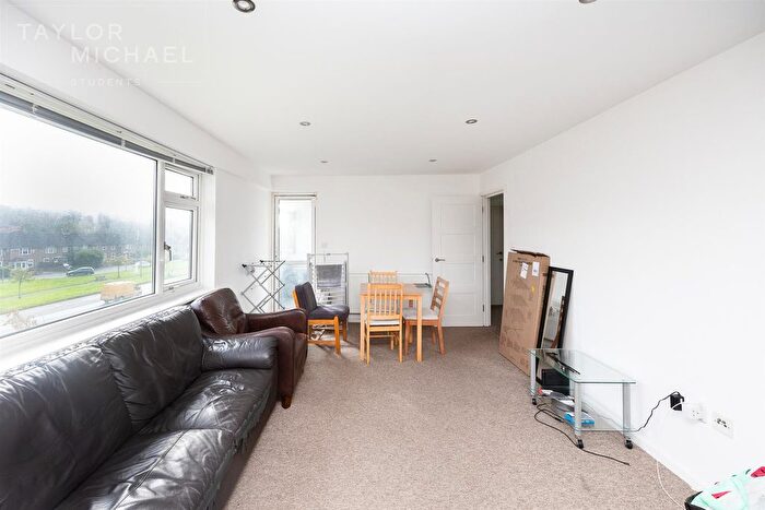 3 Bedroom Flat To Rent In Selsfield Drive, Brighton, BN2