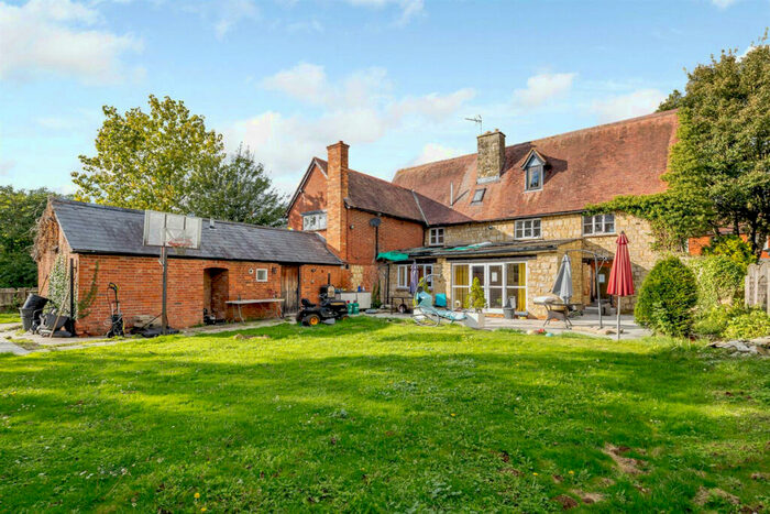 6 Bedroom Detached House For Sale In Main Street, Chackmore, Buckingham Buckinghamshire, MK18