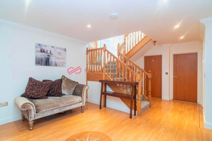 3 Bedroom Flat To Rent In Eastcote Road, Pinner, Middlesex, HA5