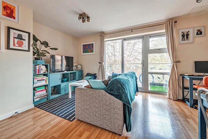 1 Bedroom Apartment To Rent In Queen Mary Avenue, South Woodford, E18