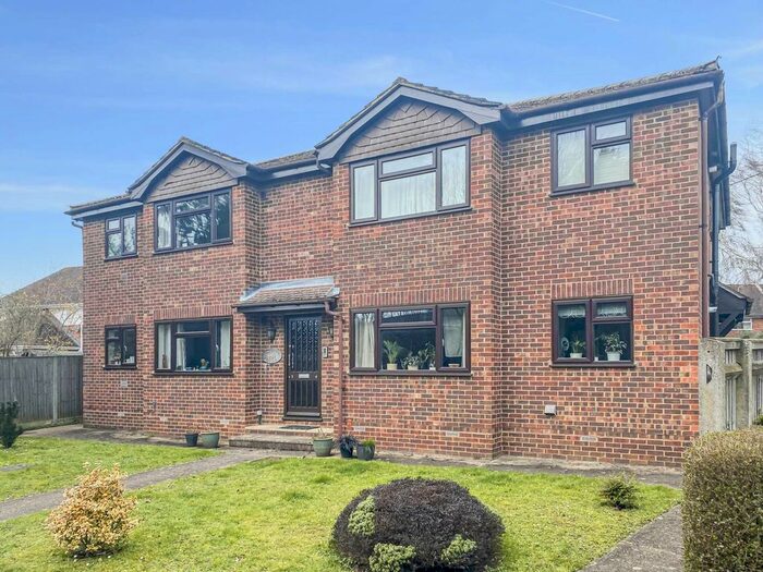 2 Bedroom Flat To Rent In Little Marlow Road, Marlow, SL7