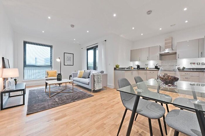 2 Bedroom Flat For Sale In Leven Road, London, E14
