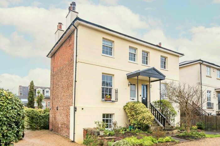 1 Bedroom Flat To Rent In Portsmouth Road, Esher, KT10