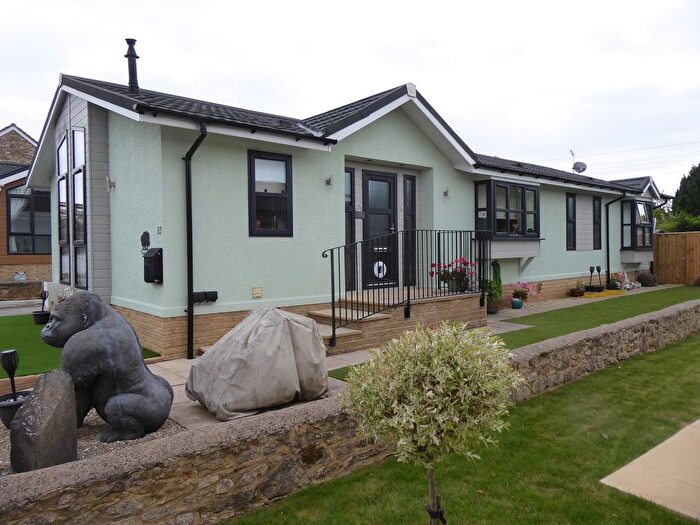 2 Bedroom Mobile/park Home For Sale In Heyford Leys Park, Upper Heyford, Bicester, OX25