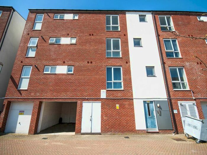 3 Bedroom Flat To Rent In Aviation Avenue, Hatfield, Hertfordshire, AL10