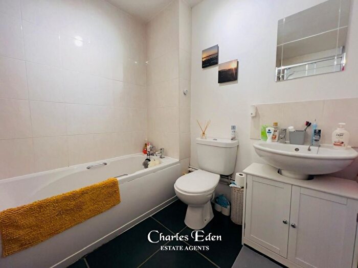 2 Bedroom Flat For Sale In The Avenue, Beckenham, BR3