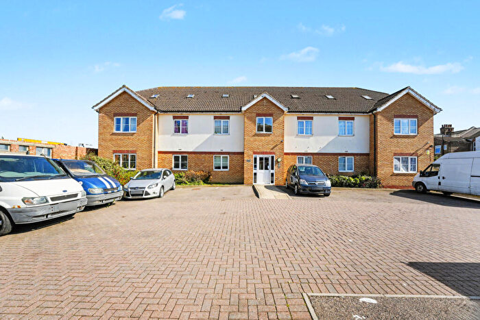 2 Bedroom Flat For Sale In Rossmore Close, Enfield, EN3