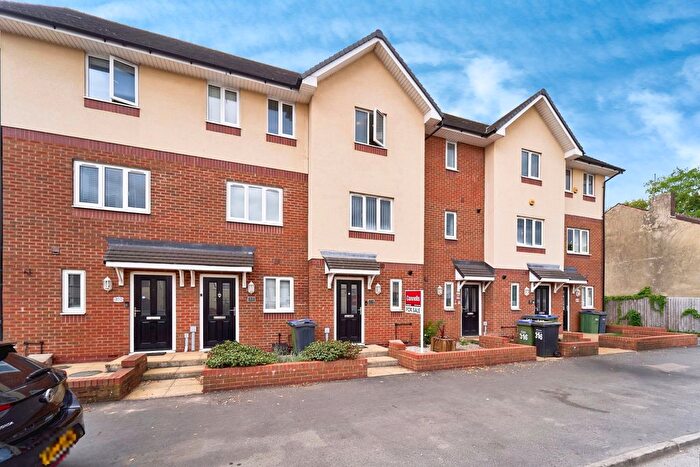 3 Bedroom Town House For Sale In Crankhall Lane, Wednesbury, West Midlands, WS10