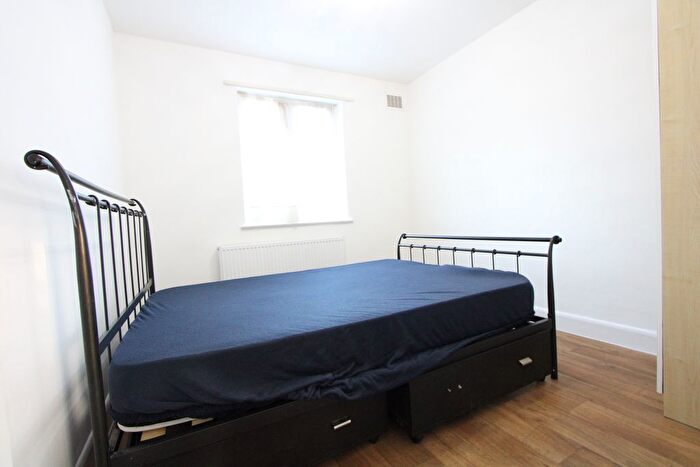 2 Bedroom Flat To Rent In Deer Park Gardens, Mitcham, CR4