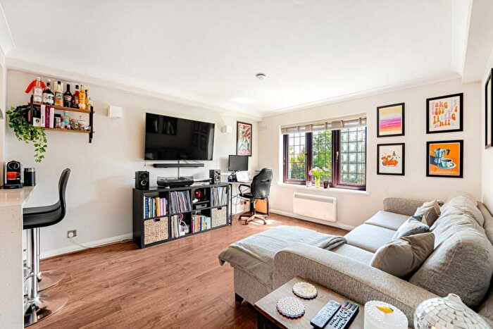 1 Bedroom Flat For Sale In Hook Road, Surbiton, KT6