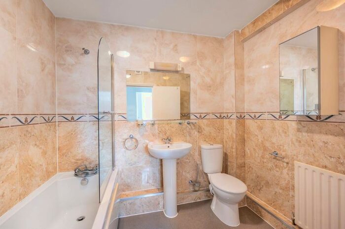 3 Bedroom Flat To Rent In Colville Road, Westbourne Grove, London, W11