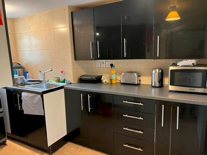 1 Bedroom Flat To Rent In C, Mile End Road, London, E1