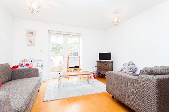 2 Bedroom House To Rent In Victoria Park Road, South Hackney, London, E9