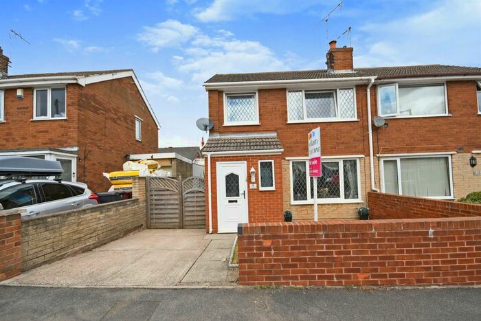 3 Bedroom Semi-Detached House To Rent In Bramlyn Close, Clowne, Chesterfield, S43