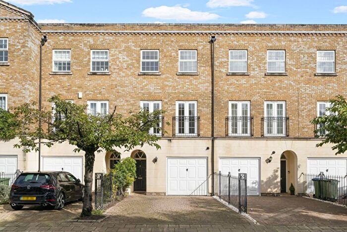 4 Bedroom Town House To Rent In Chadwick Place, Surbiton, KT6